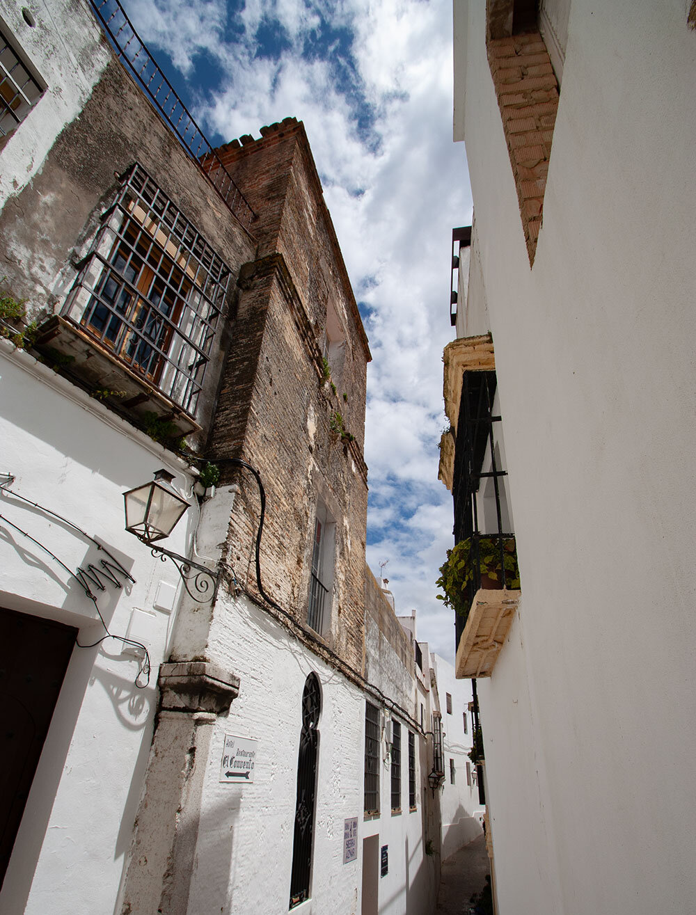 Altstadtgasse in Arcos de la Frontera | © Sunhikes