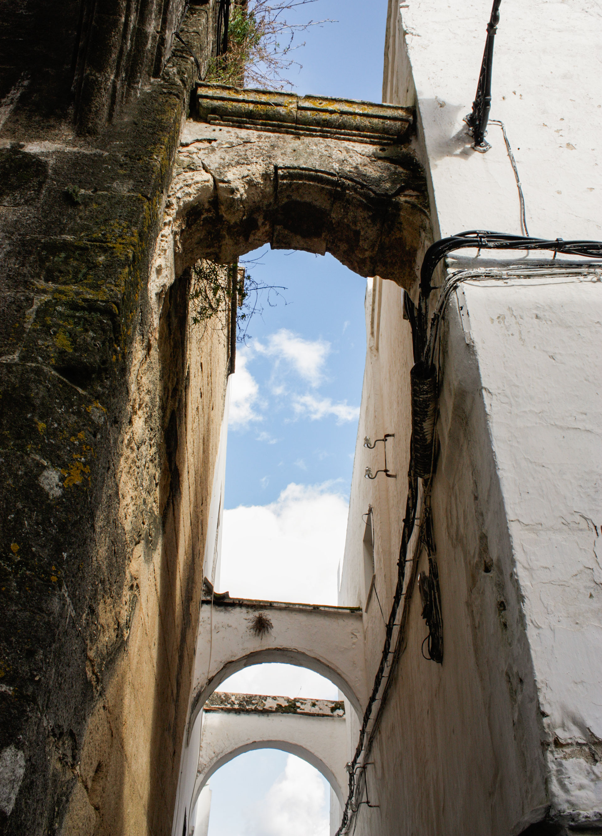 typische Rundbögen in den Gassen von Arcos de la Frontera | © Sunhikes