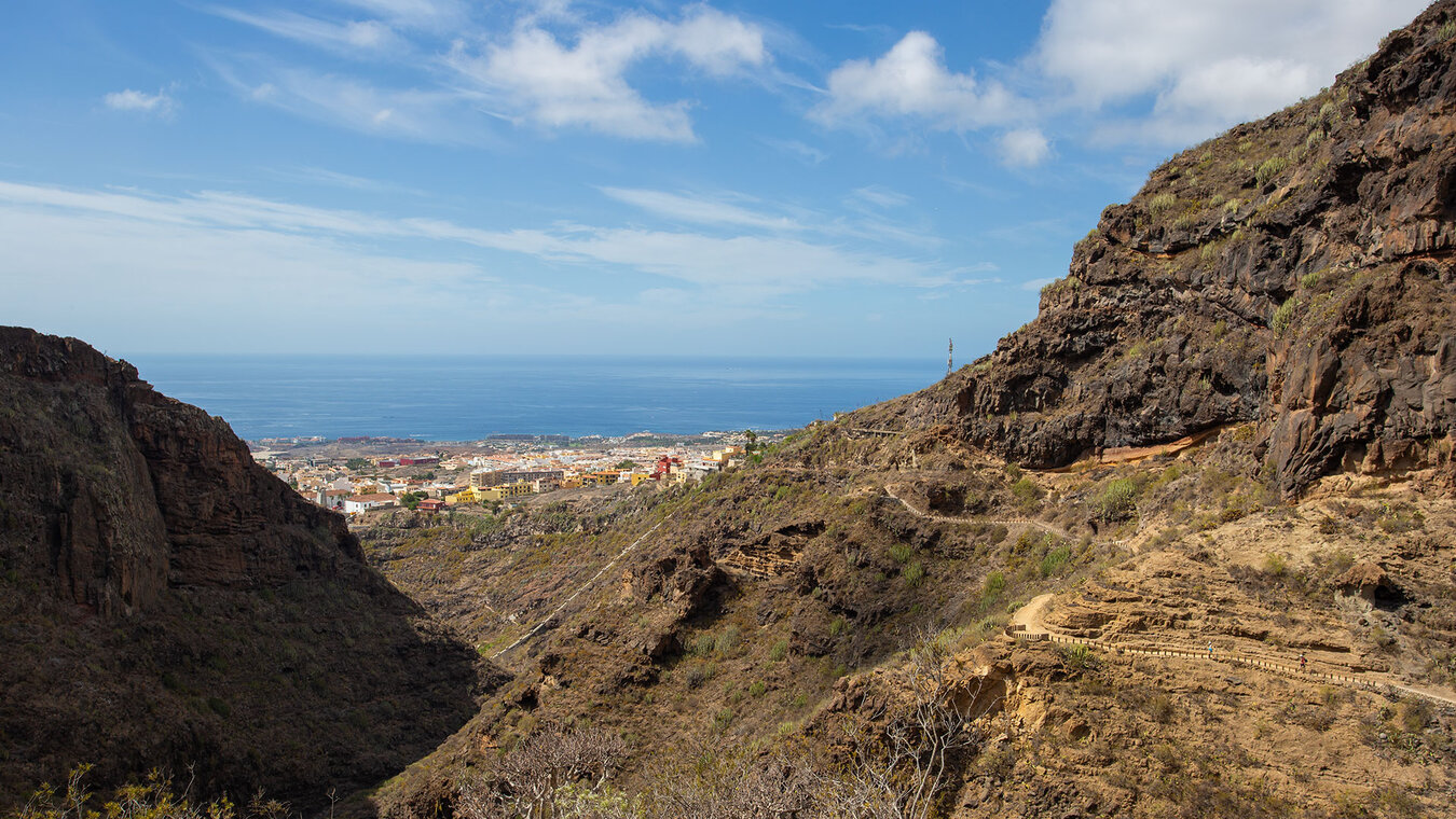 Blick auf Adeje vom Barranco del Infierno | © Sunhikes