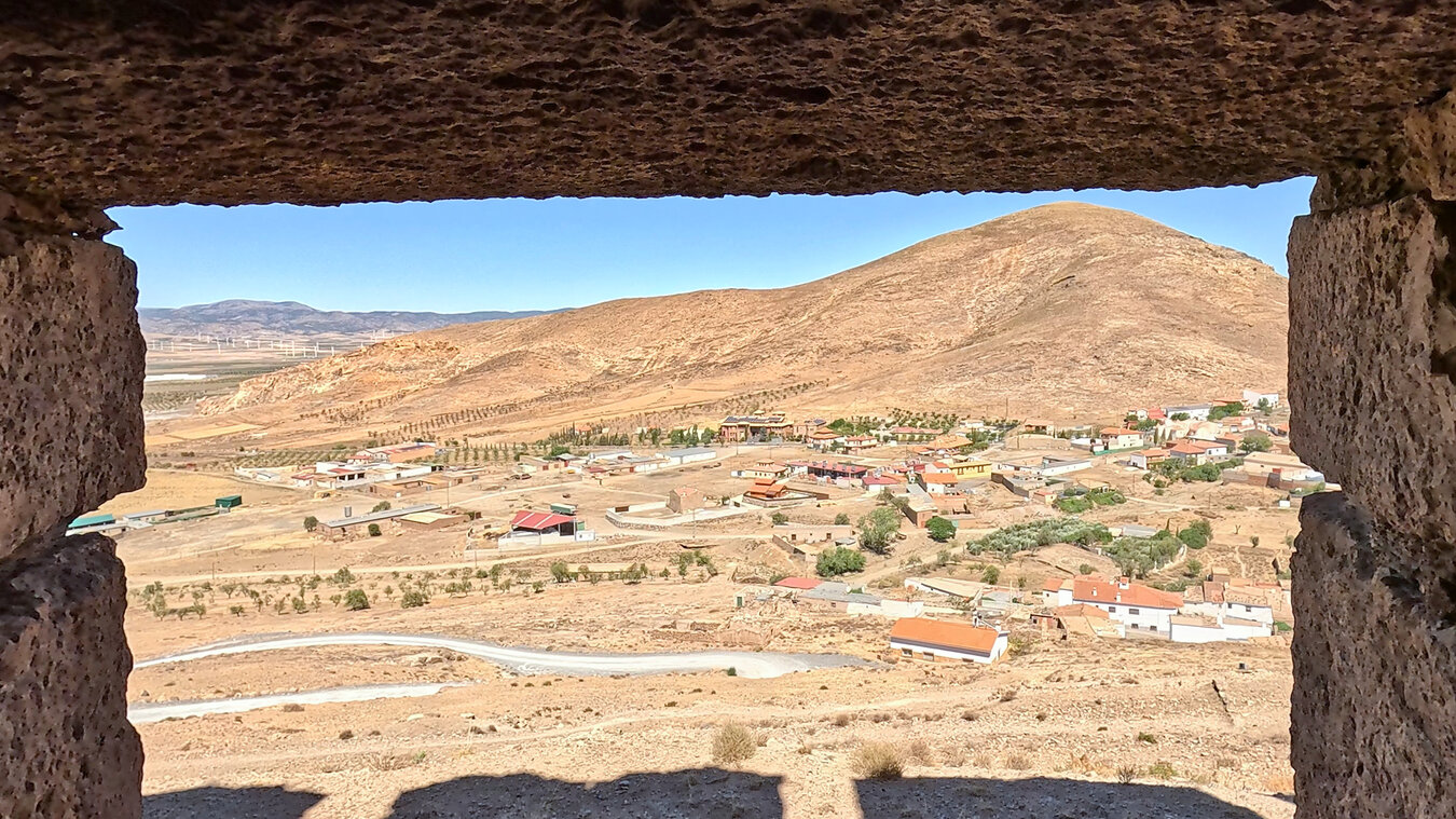 Blick durch die Festungsmauer der Burg auf den Ort La Calahorra | © Sunhikes