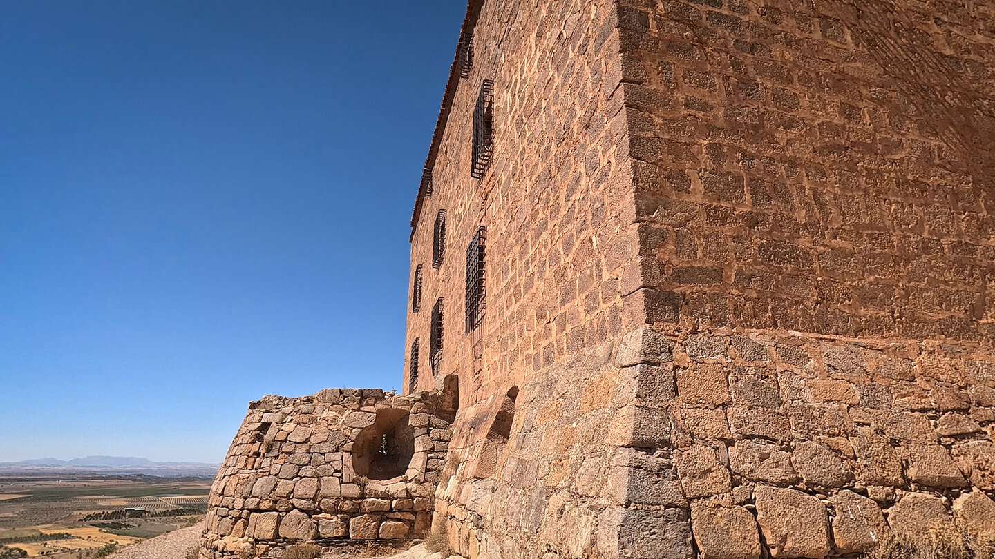 mächtige Burganlage des Castillo de La Calahorra | © Sunhikes