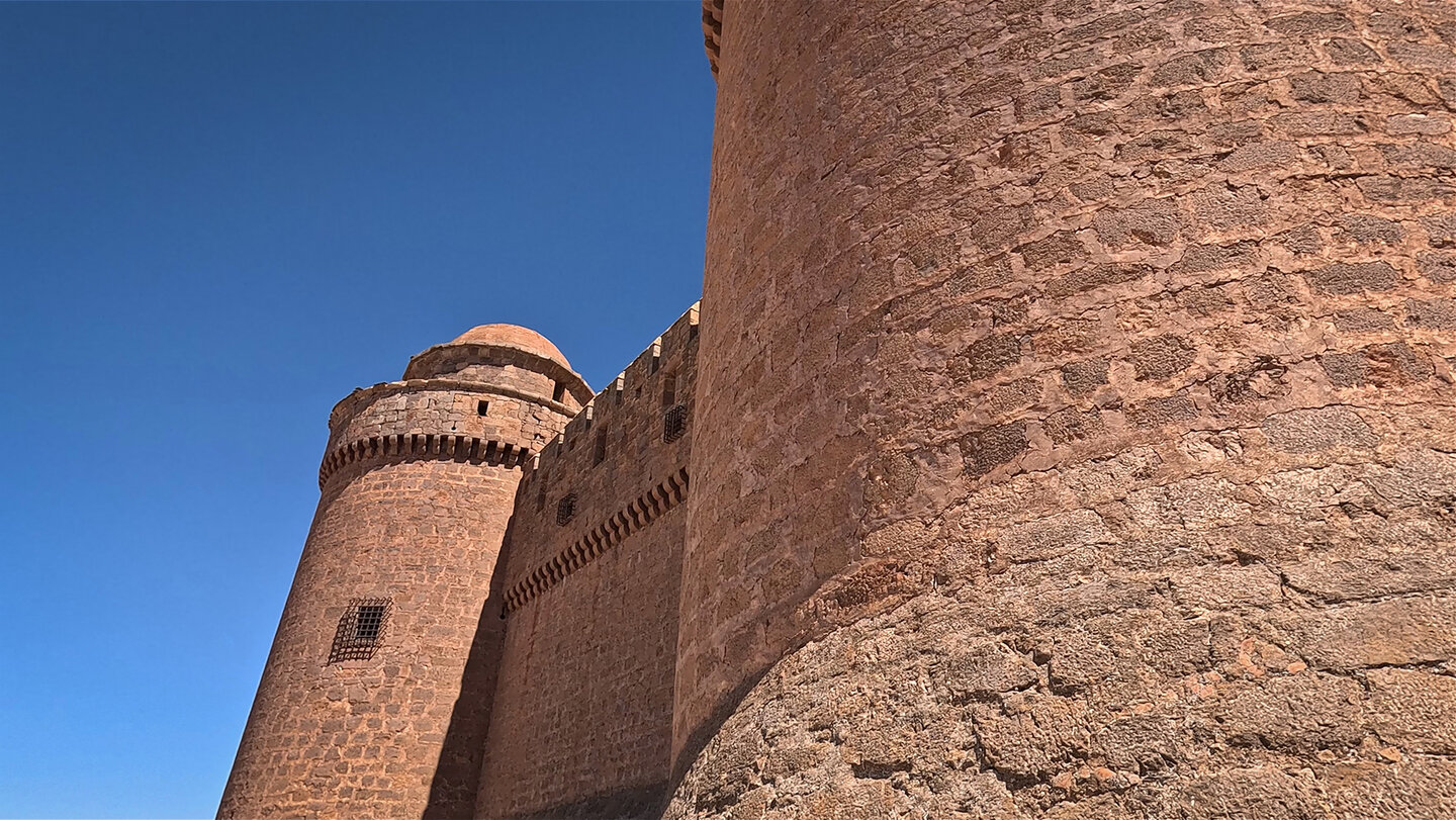 die typischen runden Türme der Burg La Calahorra | © Sunhikes