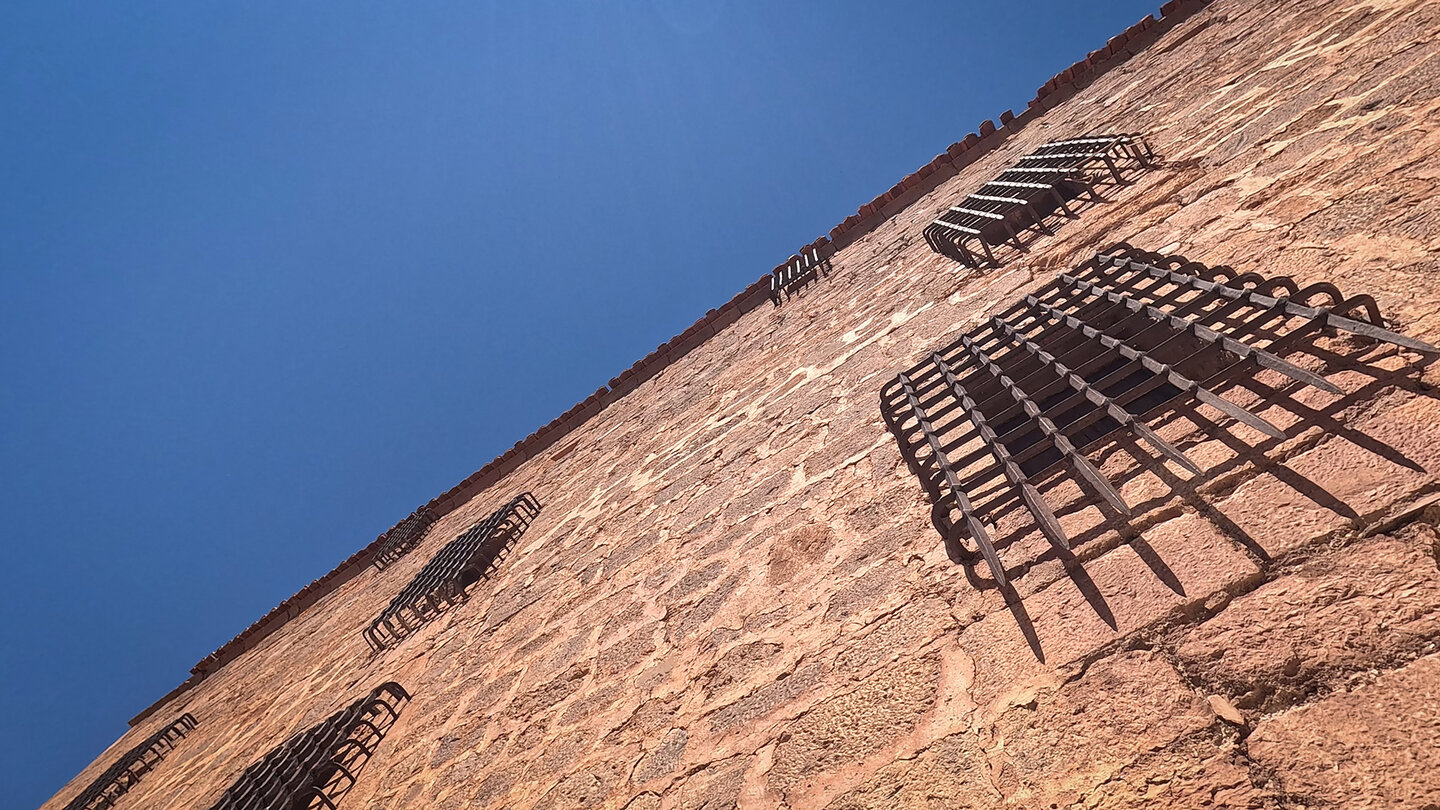 vergitterte Fenster am Castillo de La Calahorra | © Sunhikes