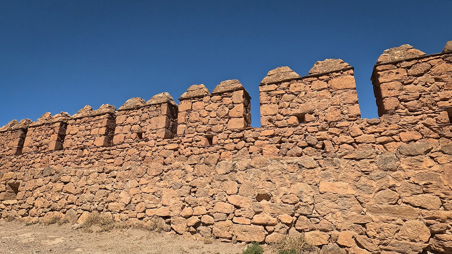 Zinnen der Festungsmauer des Castillo de La Calahorra | © Sunhikes