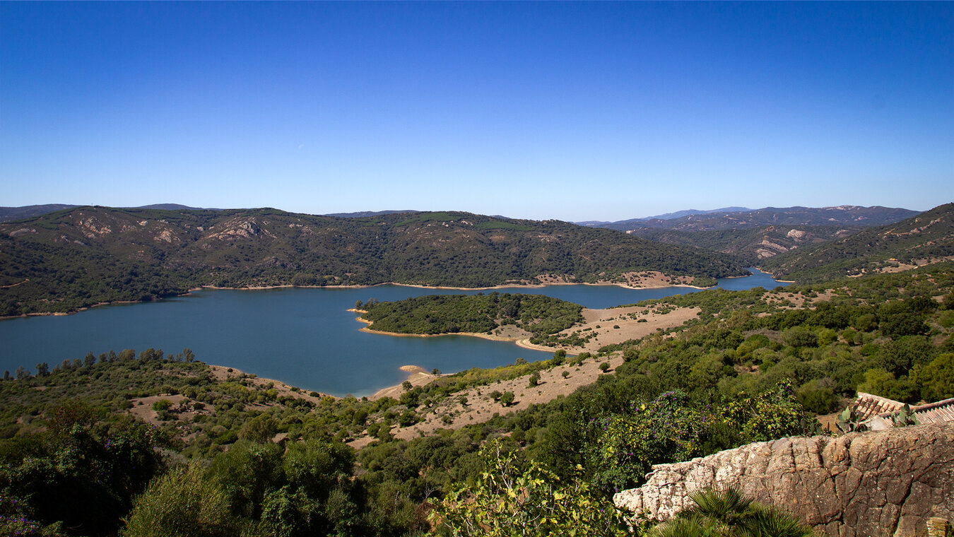 Stausee von Guadarranque und den Naturpark Los Acornocales  | © Sunhikes