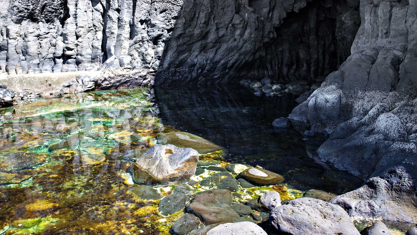 von Lava geformte Küstenlandschaft der Insel El Hierro | © Sunhikes