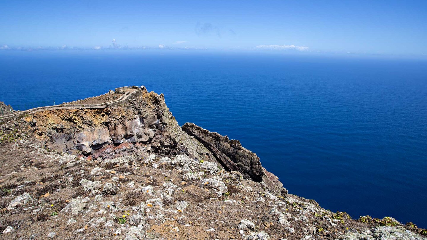 Mirador de Bascos über einer Steilwand des Golfo-Tals | © Sunhikes