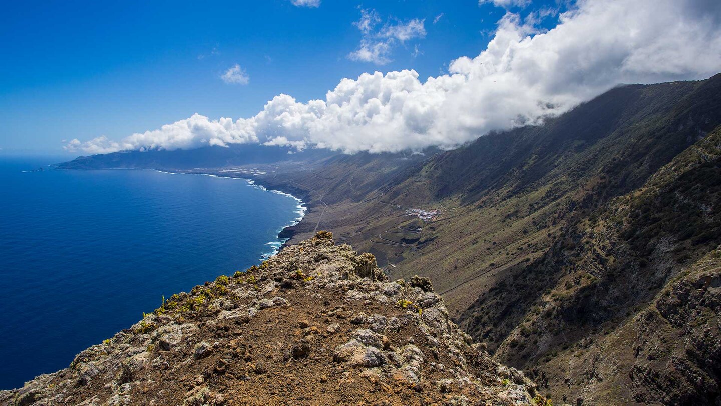 der Mirador de Bascos liegt auf einer Steilküste und bietet einen Blick über das Tal von El Golfo | © Sunhikes