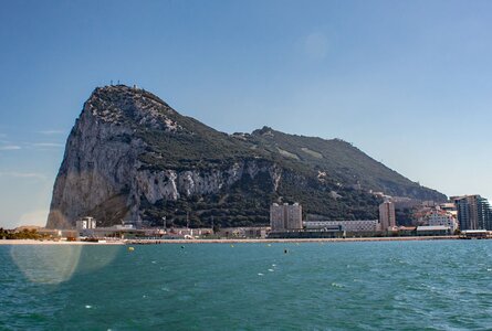 der Fels von Gibraltar an der Meerenge | © Sunhikes