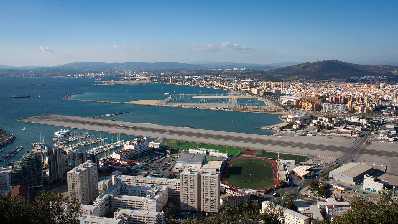 Blick auf Marina und Flughafen von Gibraltar und La Linea de Concepción | © Sunhikes