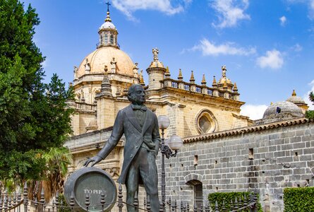 Manuel María González vor der Kathedrale von Jerez | © Sunhikes