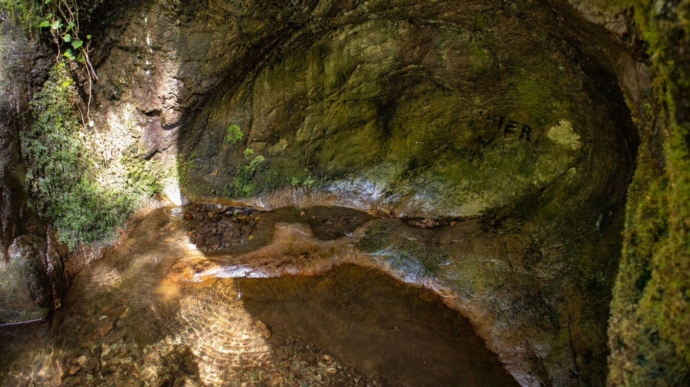 die namensgebende Grotte der Edelfrauengrab-Wasserfälle | © Sunhikes