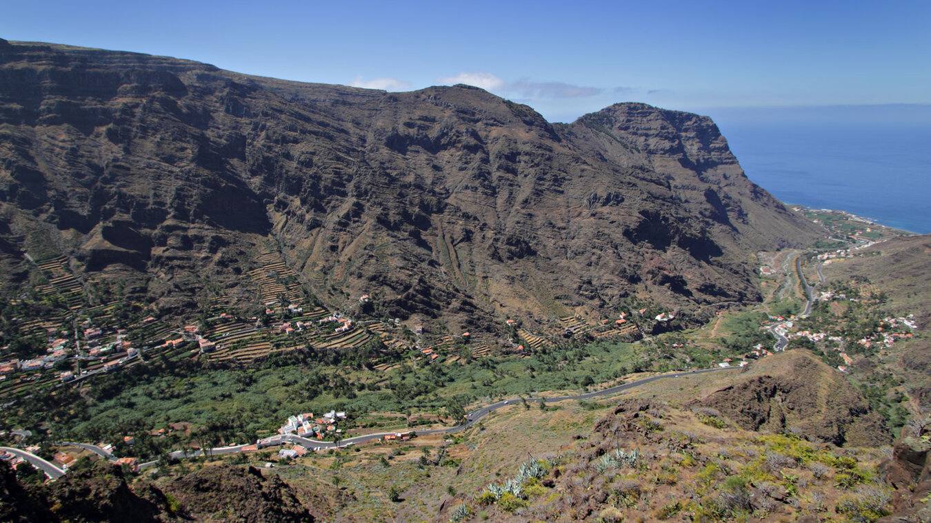 Blick über das Valle Gran Rey bis zum Atlantik | © Sunhikes