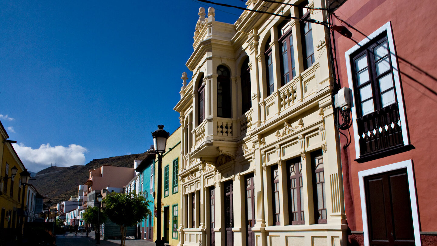 Die Calle Real führt vorbei an historischen Häusern in San Sebastián de la Gomera | © Sunhikes