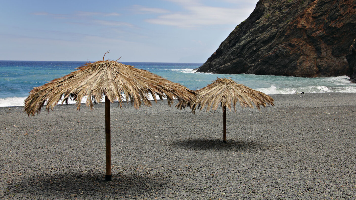 Sonnenschirme an der Playa de Vallehermoso | © Sunhikes