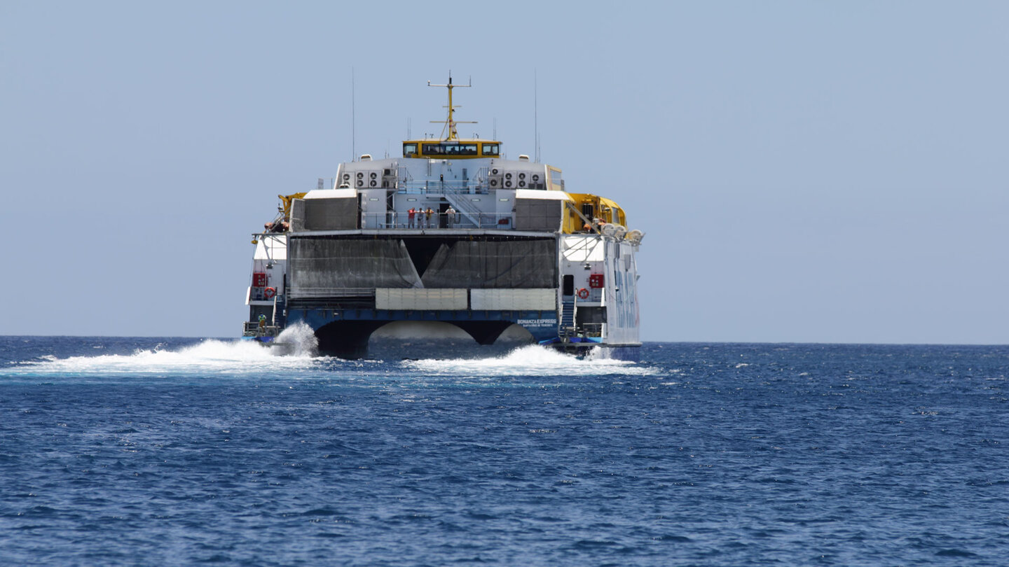 Fährschiff auf dem Atlantik vor La Gomera | © Sunhikes