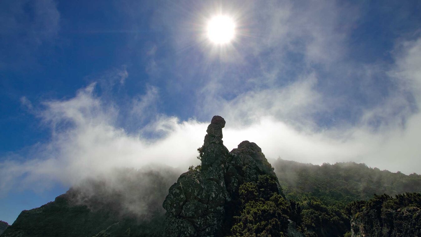 atmosphärische Stimmung durch aufziehenden Wolken im Nationalpark Garajonay | © Sunhikes