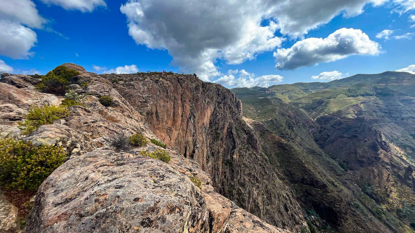 Ausblick von La Fortaleza über steile Felswände in den Barranco de Erque auf La Gomera | © Sunhikes