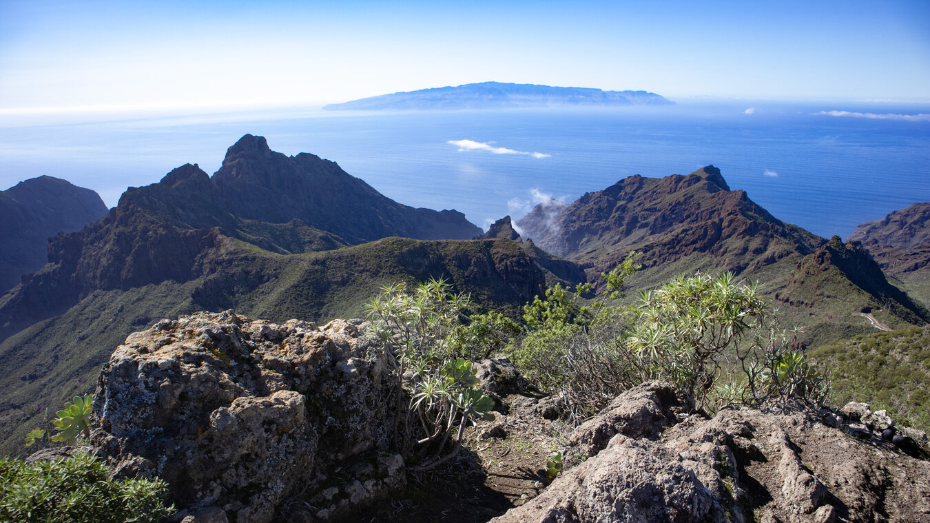 Ausblick vom Bergkamm oberhalb Las Portelas auf La Gomera