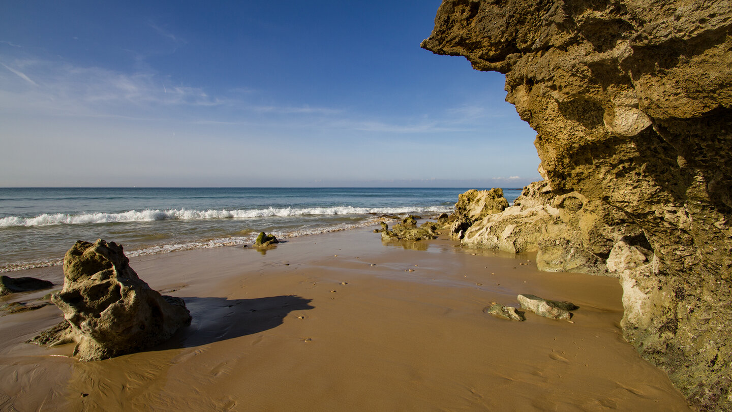 Klippen am Strand von Caños de Meca | © Sunhikes