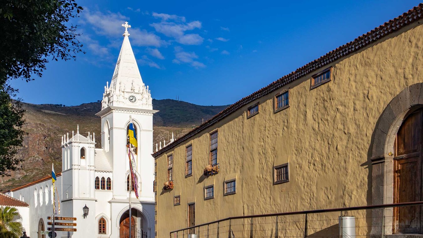 die weiß strahlende Kirche Iglesia de Nuestra Señora de La Luz in Los Silos | © Sunhikes