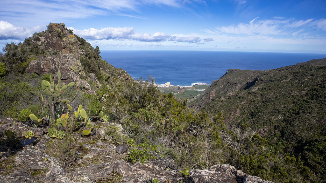 Ausblick über die Bergkämme auf die Isla Baja | © Sunhikes