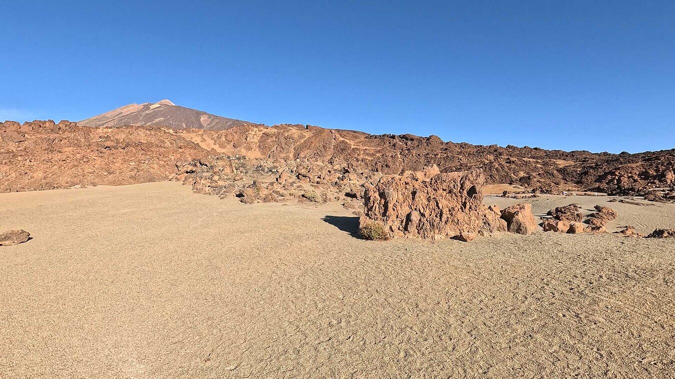 der Teide erhebt sich im Hintergrund der Lavaströme | © Sunhikes