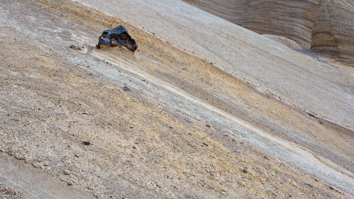 unterschiedliche Gesteinsschichten der Paisaje Lunar | © Sunhikes