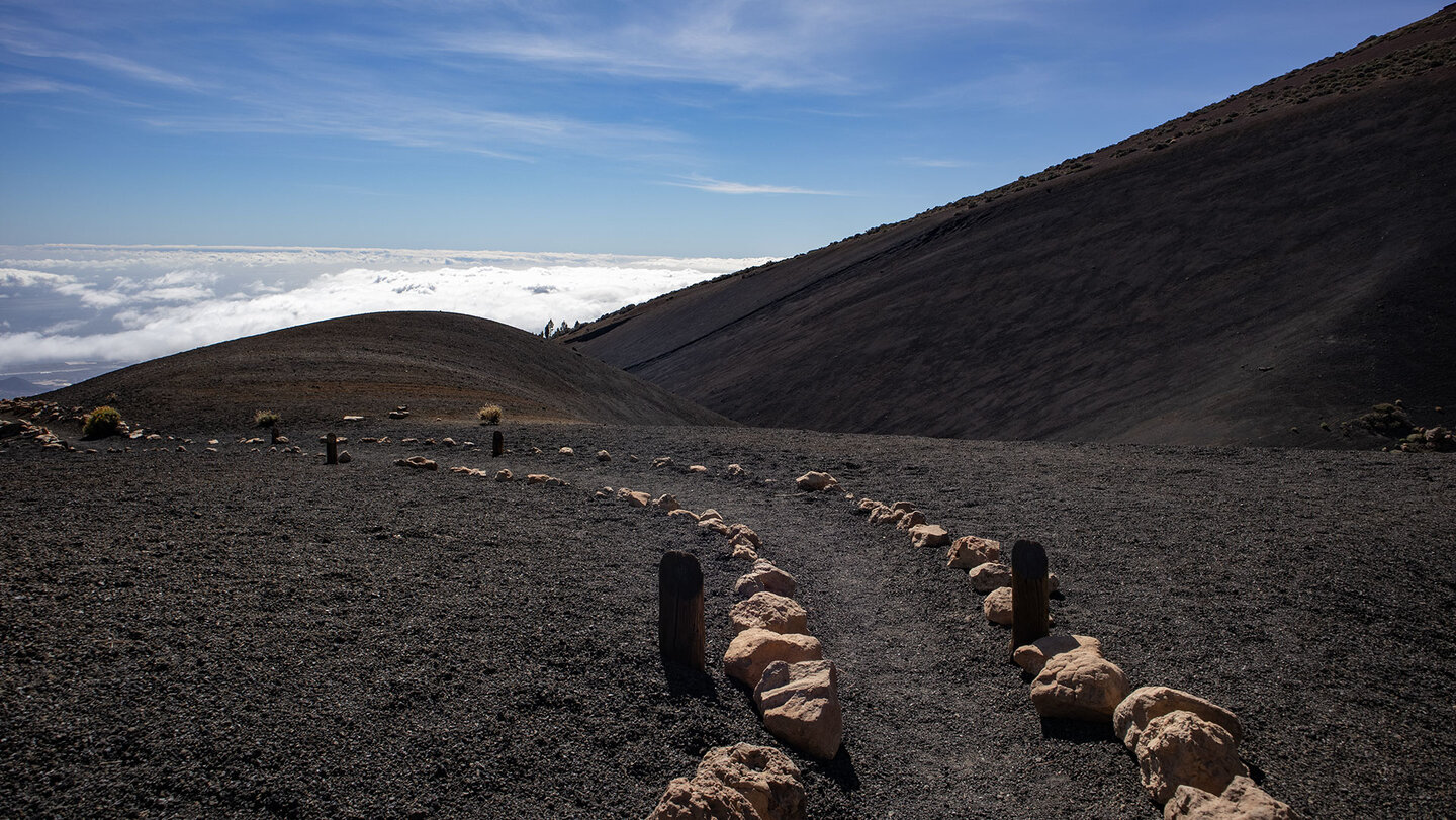 die dunkle Mondlandschaft beim Montaña de las Arenas ist ein Höhepunkt der Route | © Sunhikes