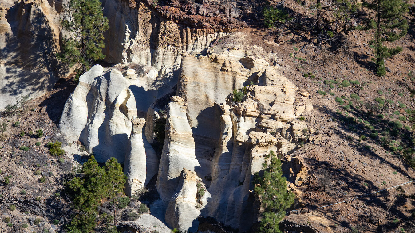 die Formationen der Paisaje Lunár vom Aussichtspunkt Los Escurriales | © Sunhikes