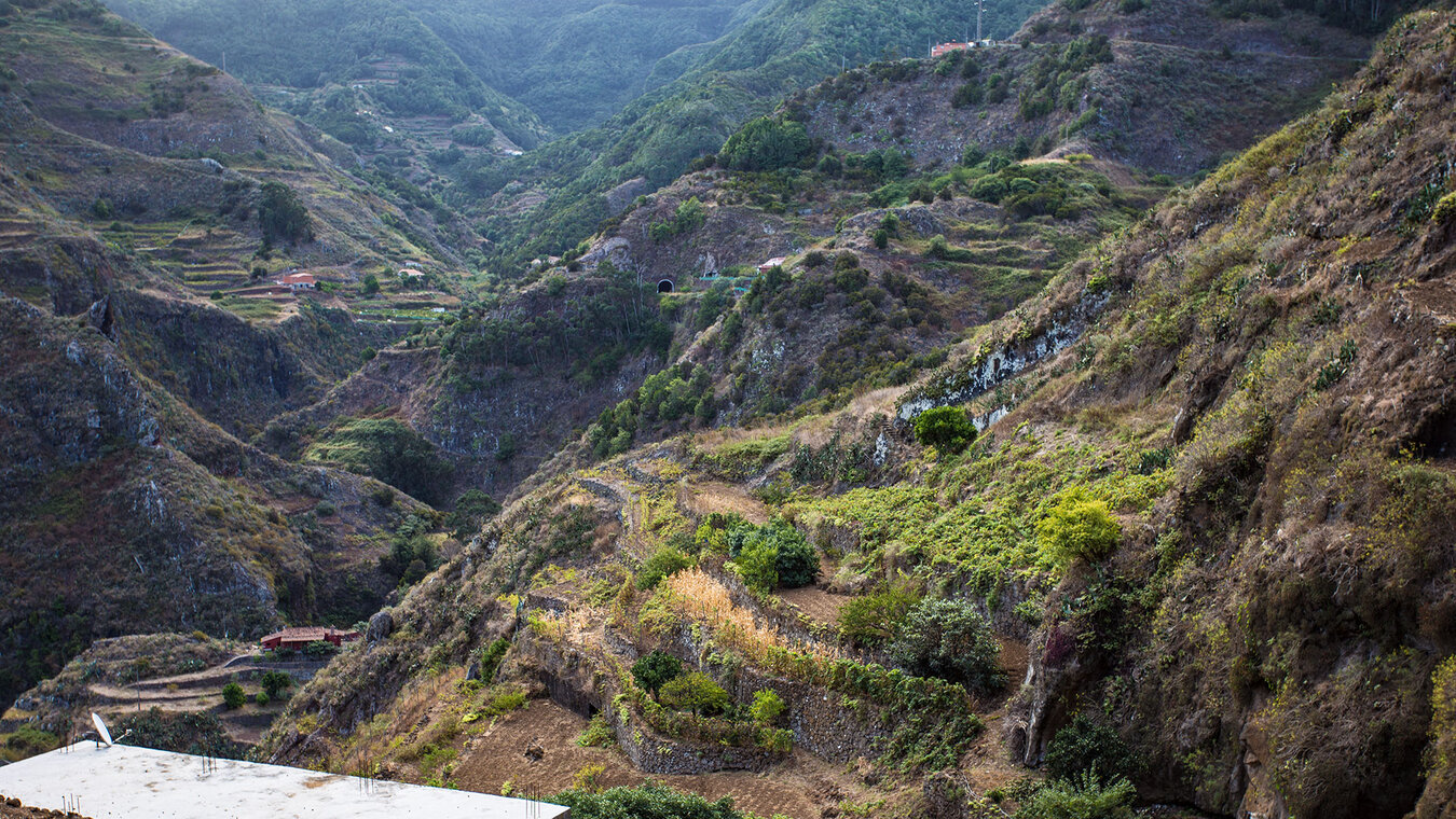 Blick über die Streusiedlung El Batán mit der Schlucht Barranco del Rio | © Sunhikes