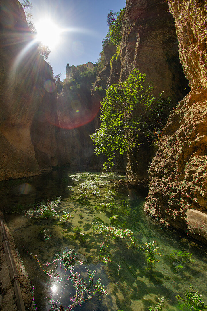 am Grund der Schlucht fließt der Río Guadalevín | © Sunhikes