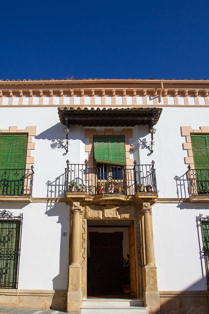 typisches Gebäude in der Calle Arminan in Ronda | © Sunhikes