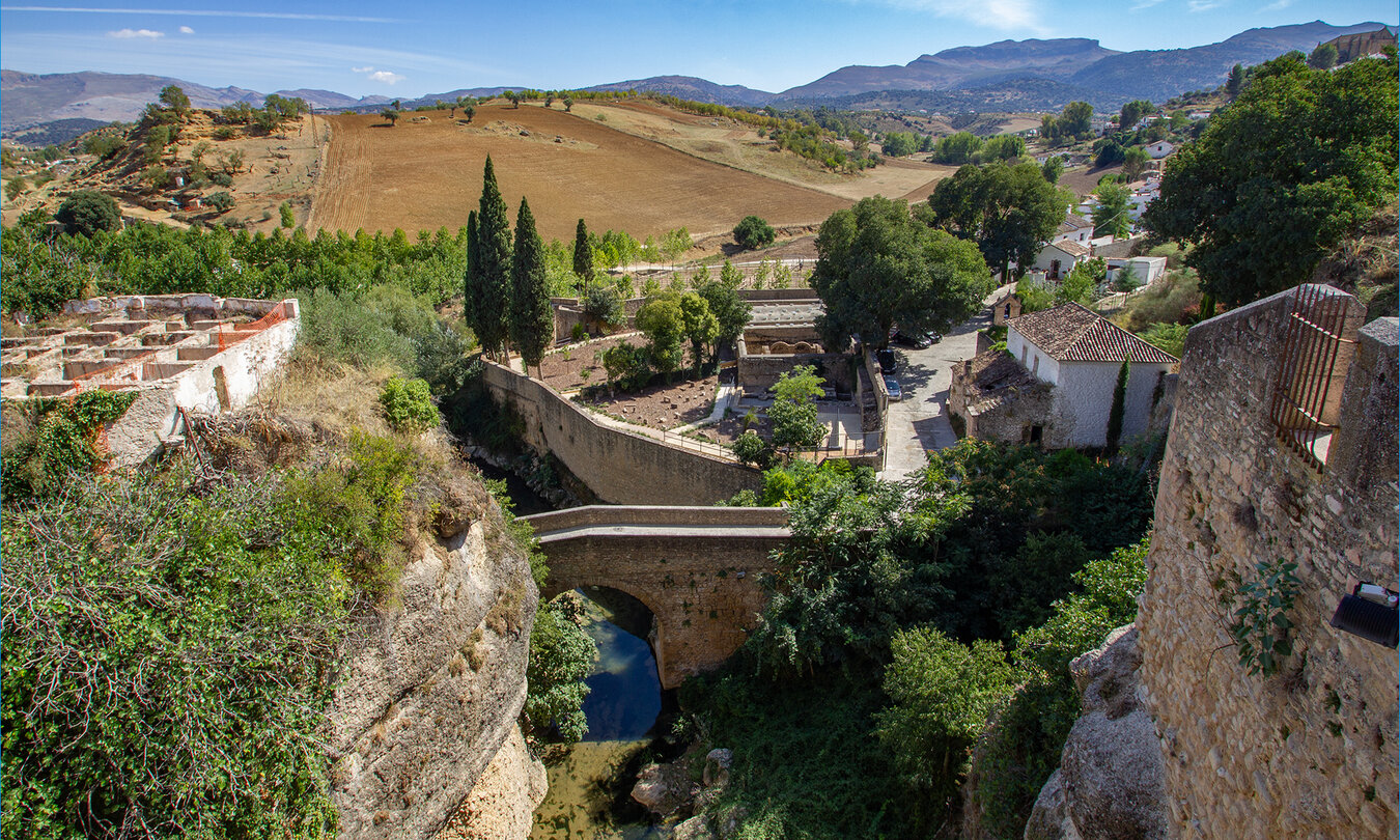 Blick von der Puente Viejo über die Tajo-Schlucht zu den Arabischen Bädern | © Sunhikes