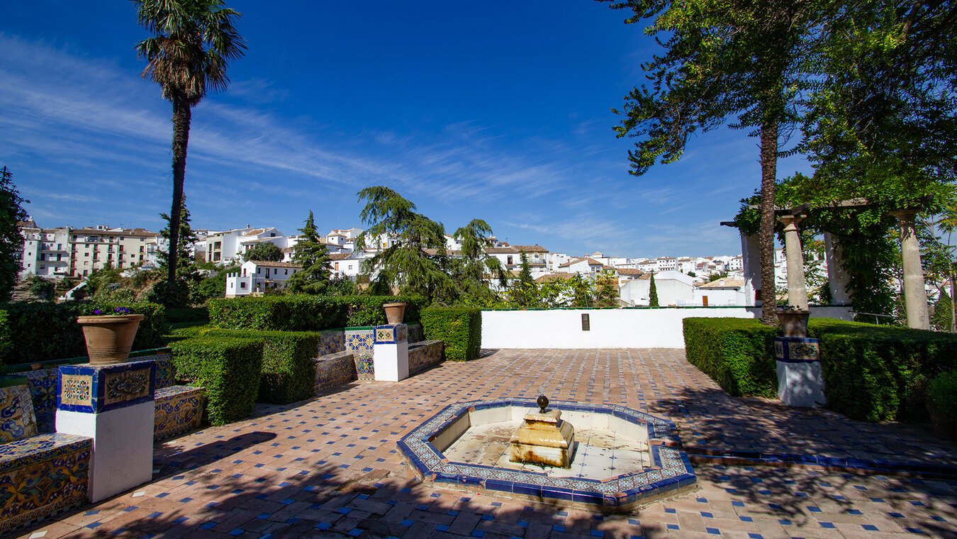 die mit Keramiken verzierten Gärten am Casa del Rey Moro | © Sunhikes