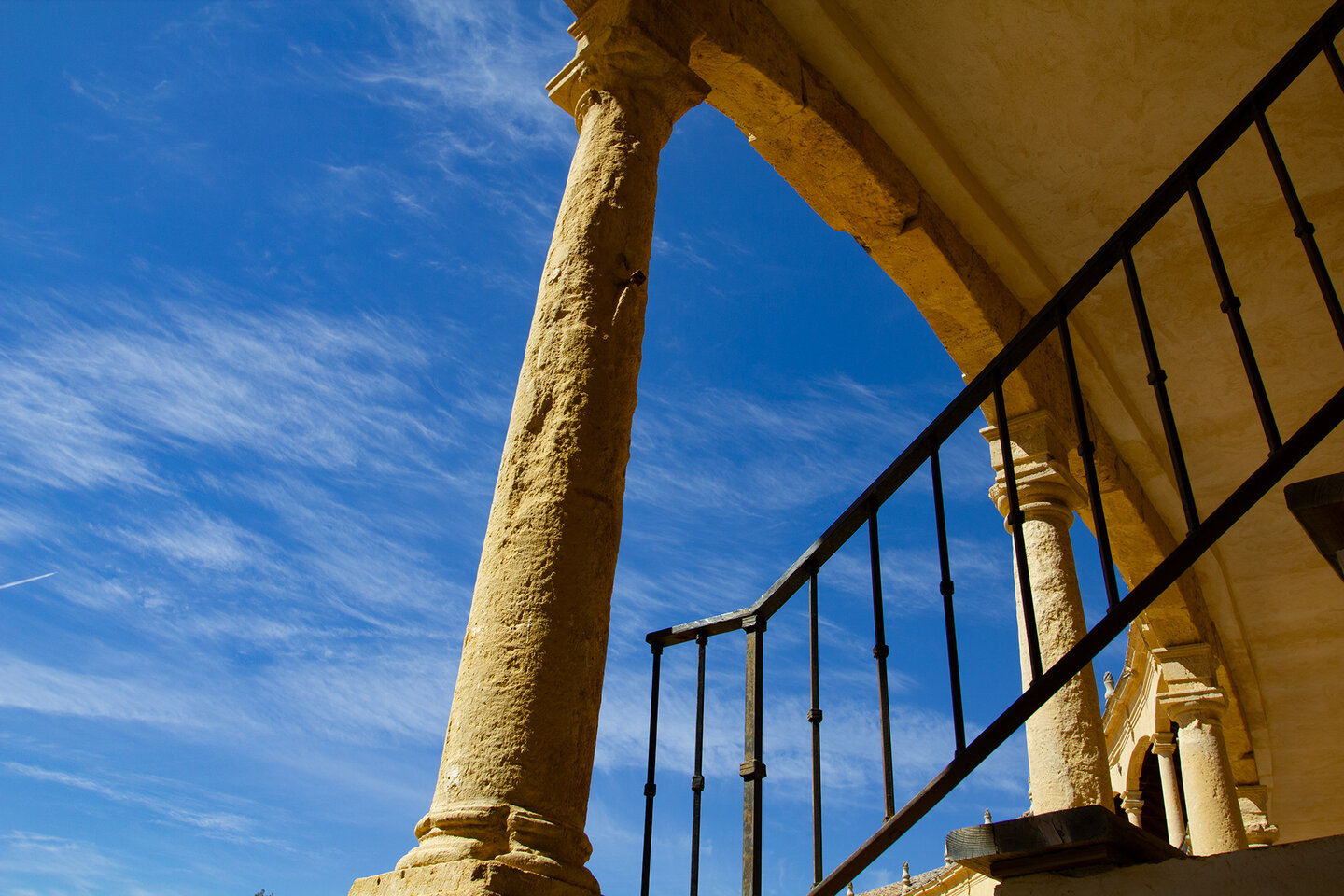 Säulen aus hellem Kalkstein in der Plaza de Toros von Ronda | © Sunhikes