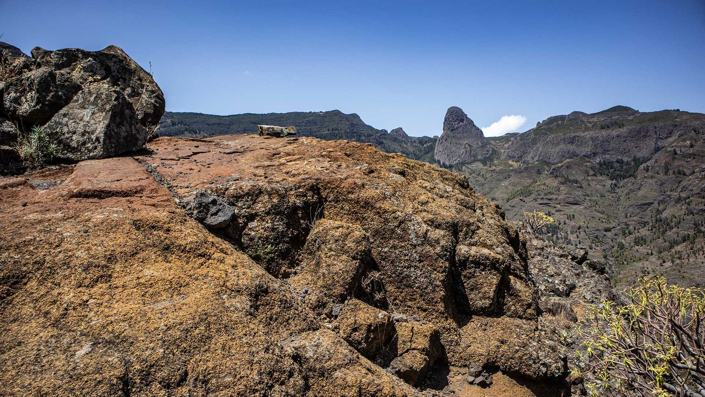 Wanderer erwarten Ausblicke über Schluchten und Täler auf La Gomera | © Sunhikes