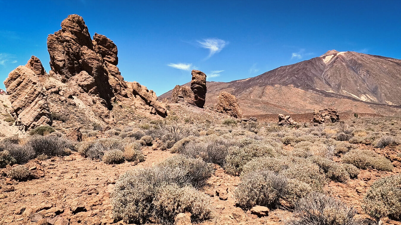 Wanderweg um die Roques de García durch eine Vulkanlandschaft mit einzigartigen Felsformationen  | © Sunhikes