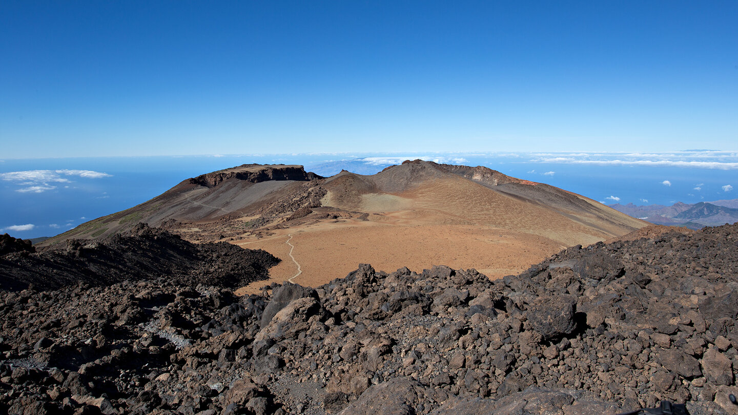 Wanderroute mit Ausblicken auf den Krater des Pico Viejo | © Sunhikes