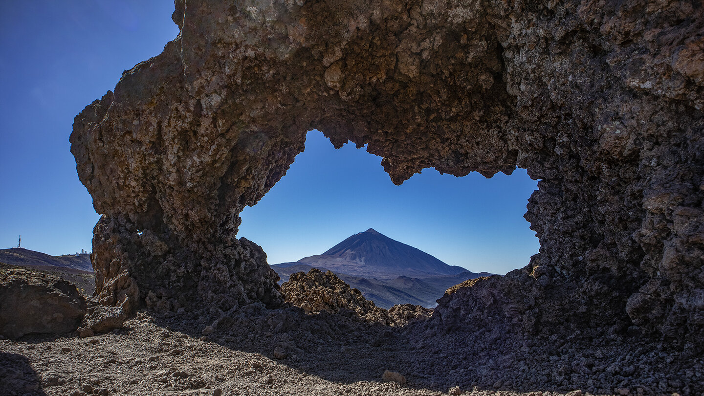 Blick durch eine Lavaformation auf den Teide | © Sunhikes