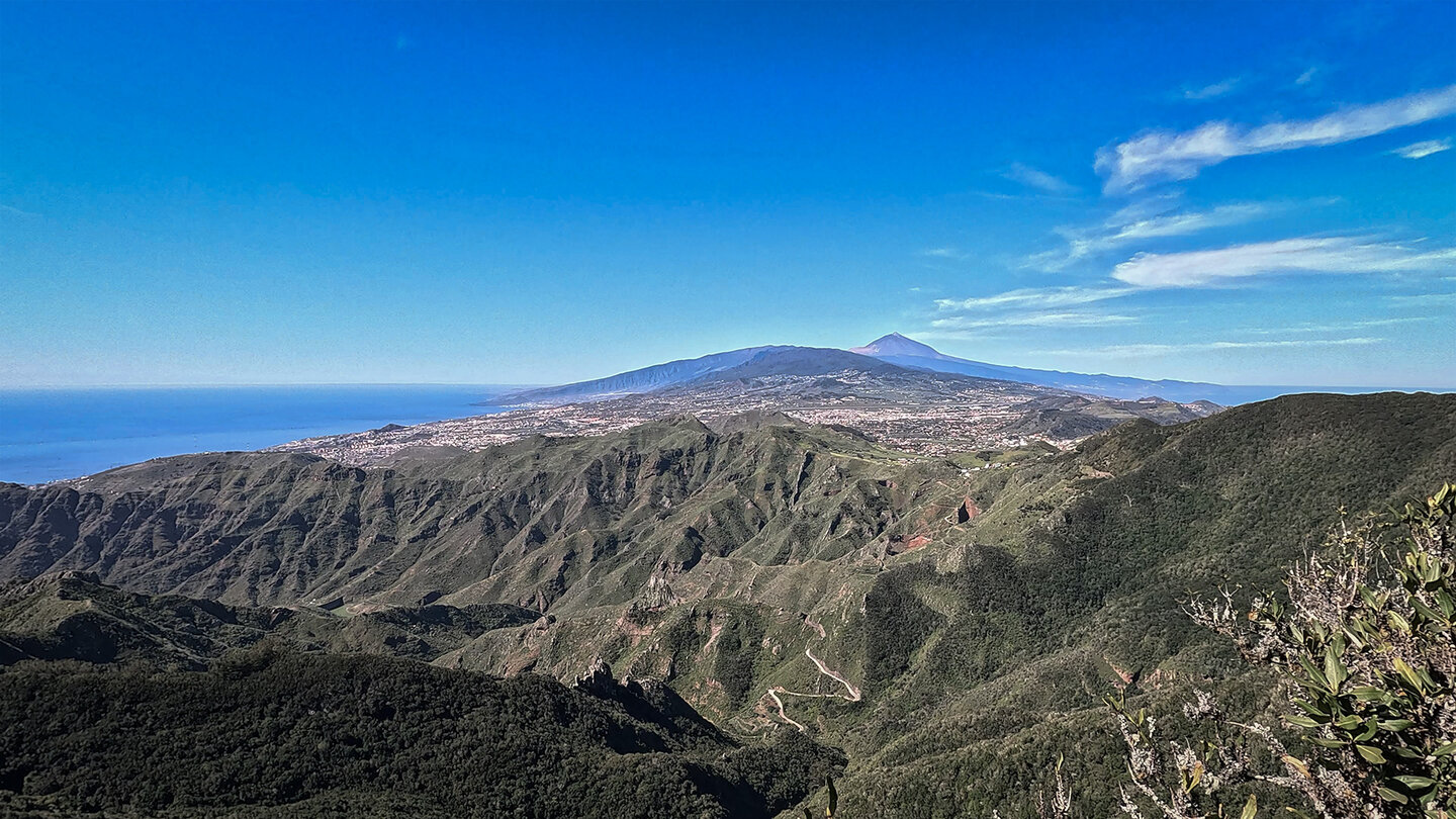 vom Pico del Inglés blickt man über das Anaga-Gebirges bis zum Teide | © Sunhikes