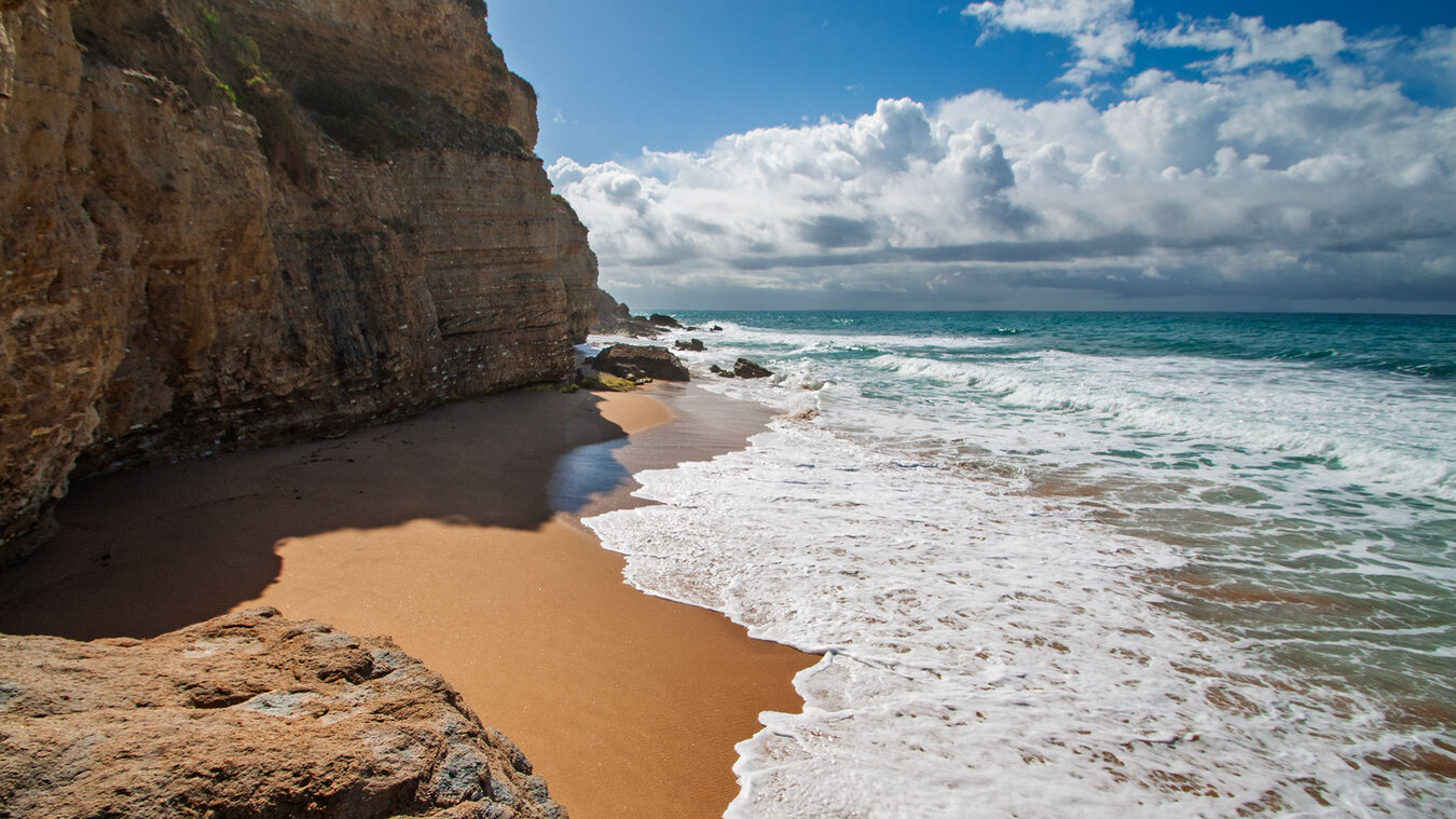 Steilklippen im Parque Natural de la Breña y Marismas del Barbate | © Sunhikes