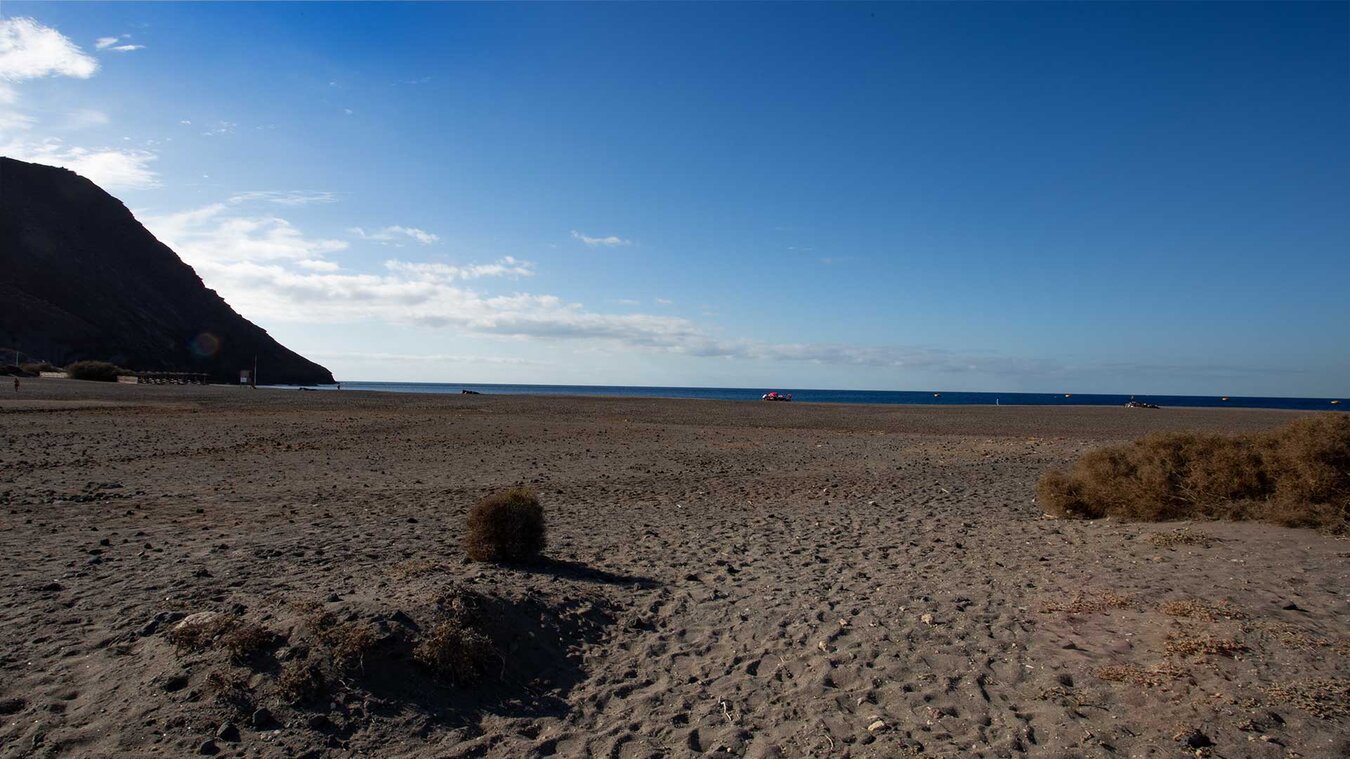 Playa de La Tejita beim Montaña Roja | © Sunhikes