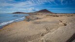 Montaña Bocinegro und Montaña Roja vor dem Strand Playa del Médano | © Sunhikes