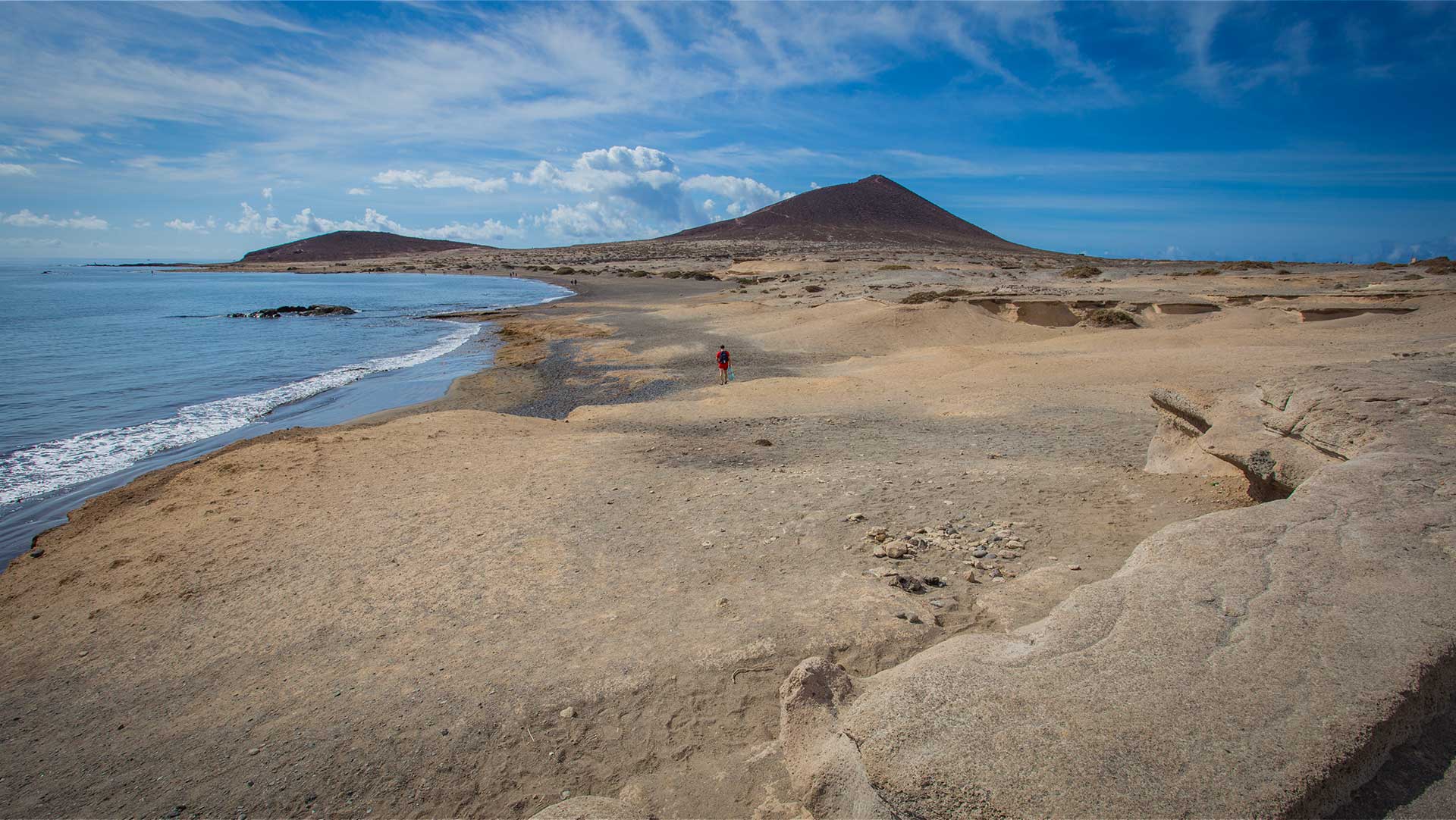 Montaña Bocinegro und Montaña Roja vor dem langen Strand Playa del Médano | © Sunhikes