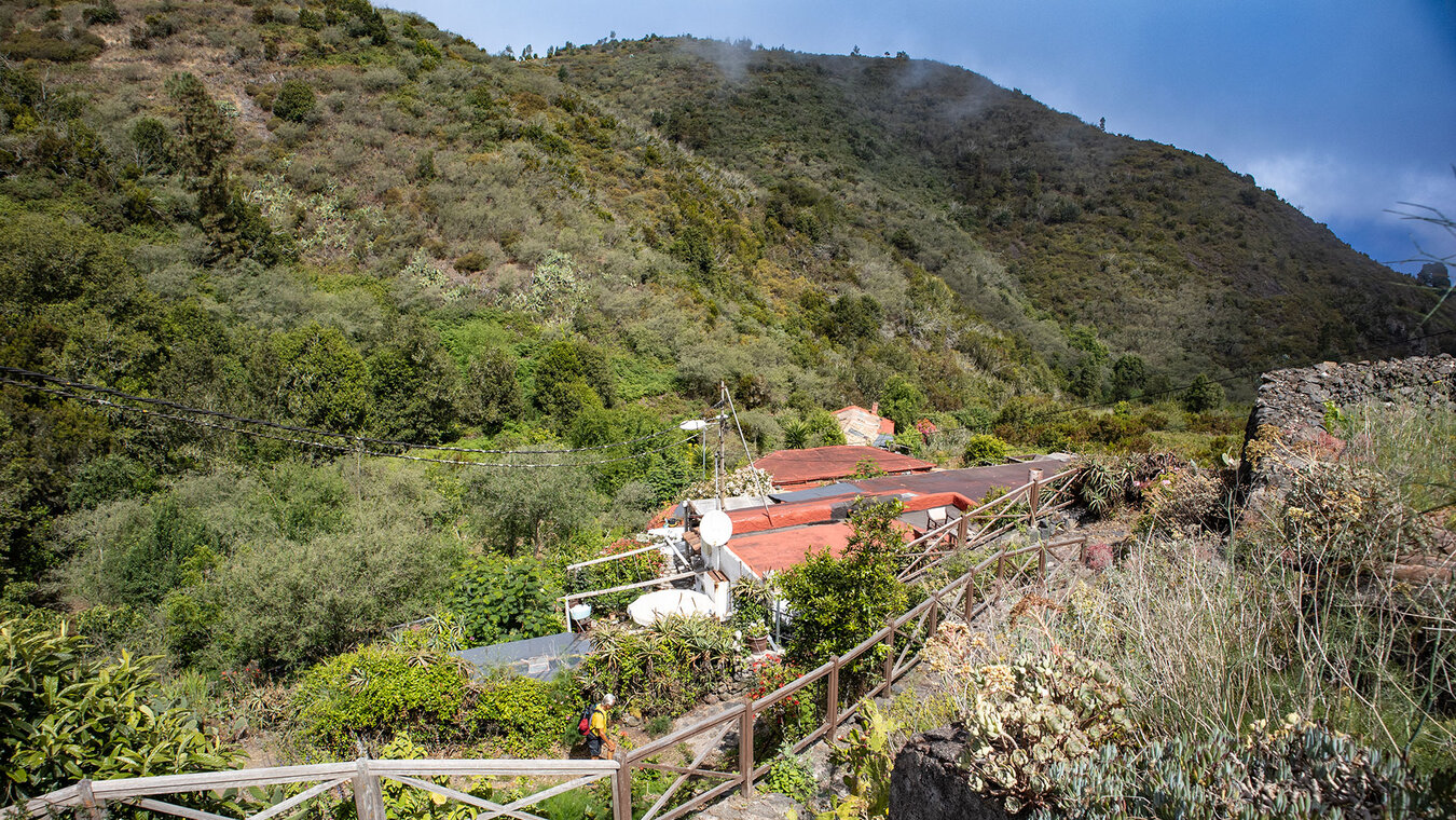 die Häuser von Erjos sind bis in die Schlucht Barranco de Cuevas Negras hineingebaut | © Sunhikes