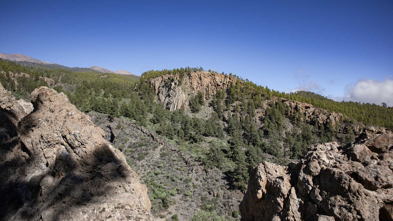 die Felsklippen des Risco del Muero mit den Gipfeln des Teide-Nationalparks | © Sunhikes