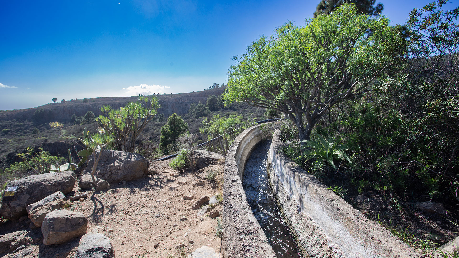 die Wanderungen kreuzen zahlreiche Wasserkanäle | © Sunhikes