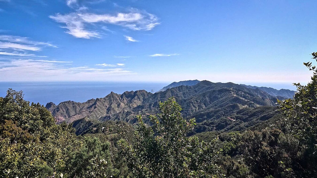 vom Mirador Pico del Inglés blickt man bis zu den Roques de Anaga | © Sunhikes