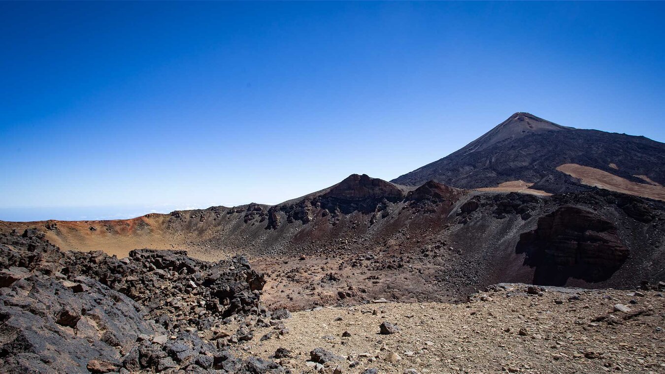 Blick über den Krater des Pico Viejo zum Teide am Wanderweg 9 | © Sunhikes